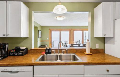 Sunset Haven - Lakeside Retreat in GOTL - Foto 24