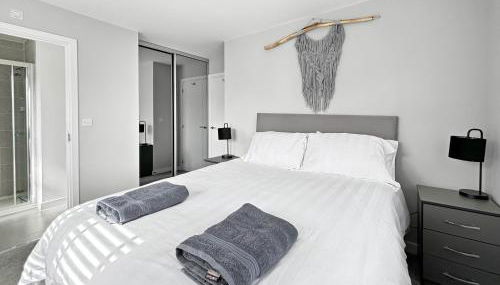 Amaya Seven - Luxury 3 bedroom detached house with garden & driveway - Sleeps 7 - Bottesford, Leicestershire - Foto 4, towels, wardrobe