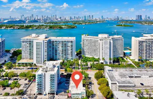 Sunny Miami Beach Studio with 2 Queens plus Workspace - Foto 11