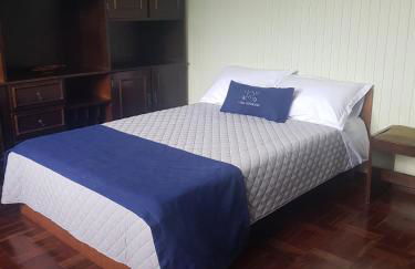 CASA COMPLETA, CENTRO, 4 Qtos, Wi-Fi, 130m quadrados, 4 Camas Casal, Churrasqueira e Apetrechos, Vasto Quintal e Varanda nos Fundos, 2 Banheiros, 9 Pessoas, Área Frontal, Garagem Coberta, Estacionamento Interno 2 Carros, Fogão a Lenha - Foto 11