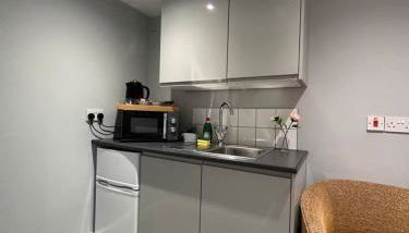 Luxury Detached Studio Apartment in Luton - Photo 3, stove, minibar