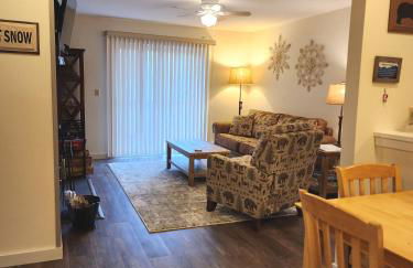 Mt Snow Condo with Pool Mountain Views Half Mile to Mtn - Photo 20