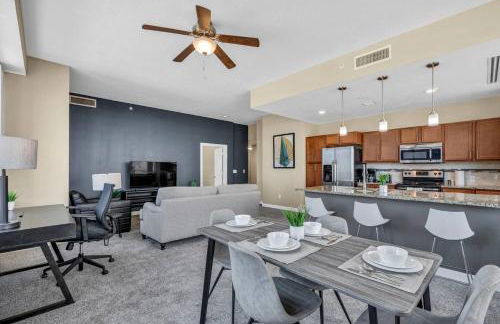 Luxury Condo w/ Lake Views! Center of Downtown - Foto 19