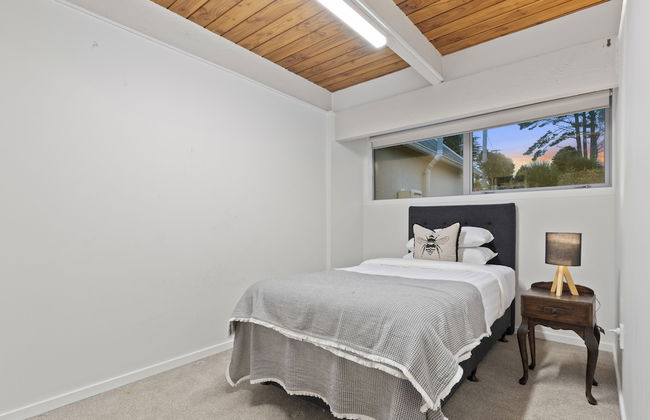 Hilltop Country Retreat with Seaviews - Foto 8