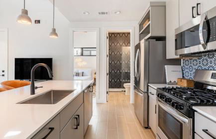 6BDR Luxe Pool Retreat • City Views Ping Pong Foosball Guest House Henley - Foto 31