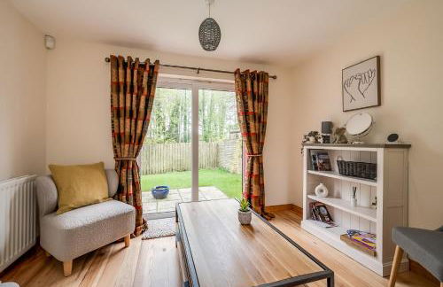 Stylish & spacious 3 bedroom entire house in Lisburn with parking - Foto 1