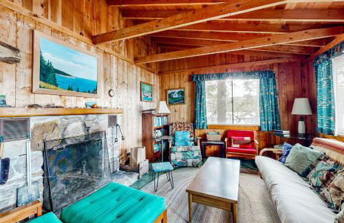 2BR Lakefront Cabin with Fireplace, Lake Views, Dock - Foto 1