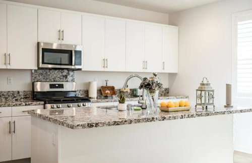 Spacious 5BR Getaway w Game Room & Modern Comfort - Photo 42