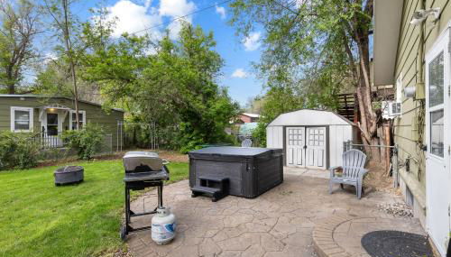 Bo's Big Green Charming Retreat Hot Tub Games - Foto 3, Garden