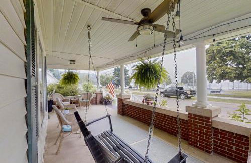 Steps to Crystal Lake! Group Getaway with Hot Tub - Foto 31