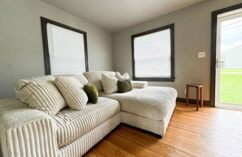 King Bed with Bunkbed Room - Gallatin Stays - Foto 19