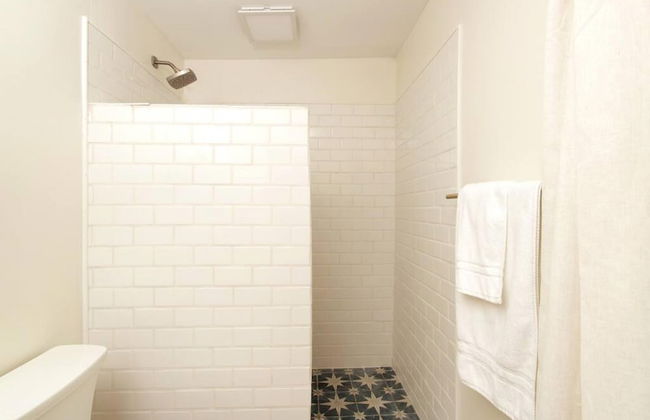 Fernwood Cottage A Poconos Retreat - Photo 24