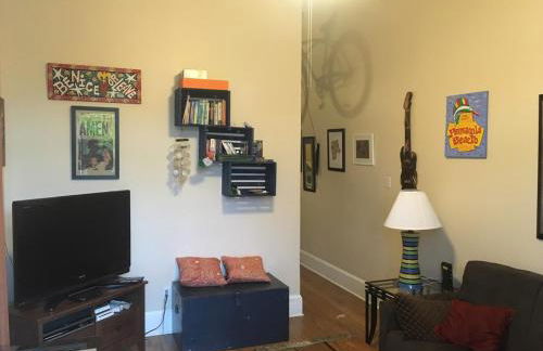 Near bustling Magazine St with bikes - Foto 12