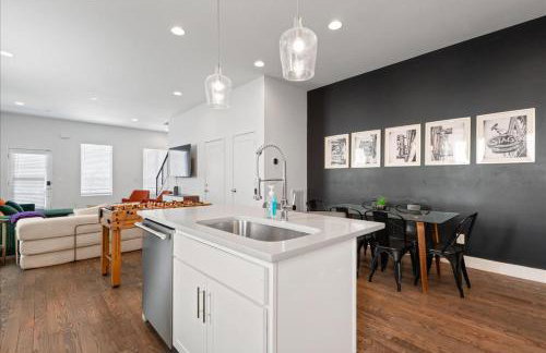 Nash House & Bars of Broadway with Patio Bar and Views! 8min Downtown! Sleeps 12! - Foto 34