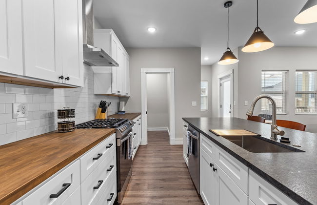 Uptown Elegant Escape | JZ Vacation Rentals - Photo 18