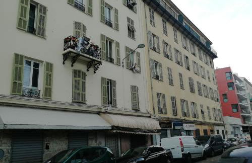 CASA REINE JEANNE- ideal groups & family -CENTRAL near train station - PARKING - New&CONFORT-AC - Foto 61