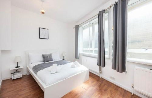 Spacious 1BR Steps from London Bridge & The Shard - Photo 3