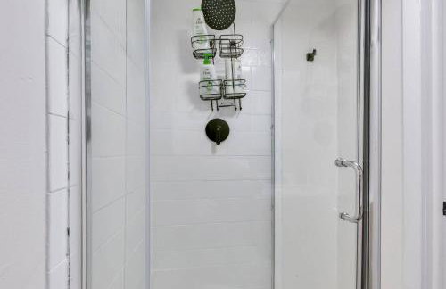 4BD Near DT | Hot Tub, Pingpong & Backyard Fun - Foto 43