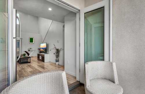 Modern 1 Bedroom Loft in Hollywood with Full Kitchen and Central AC Free Gated Parking - Photo 9