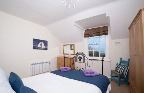 Fort Victoria Cottages - Sea View Cottage - Photo 13