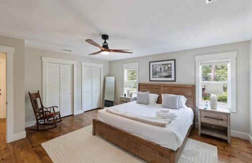 Downtown | Gorgeous | Pet Friendly! - Photo 43