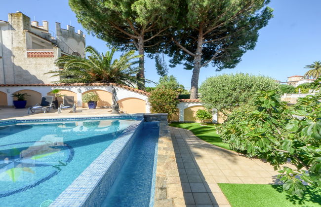 4 bedroom House in Castelló d'Empúries with private pool and garden - Photo 44