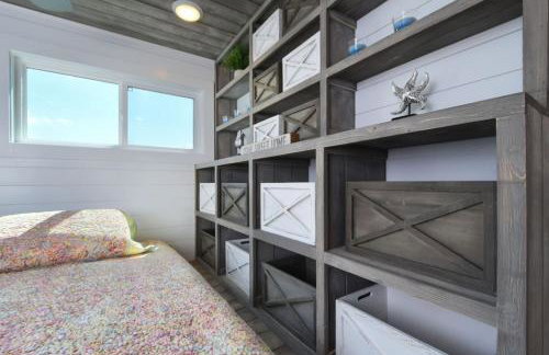 TV Blue Tiny Houseboat at Lake Cumberland Marina - Photo 4