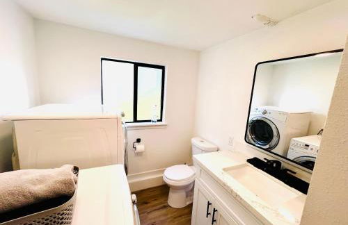 Charming 2-bedroom and 1 Full bath basement apartment with WiFi and AC in lovely Edmonds - Photo 8