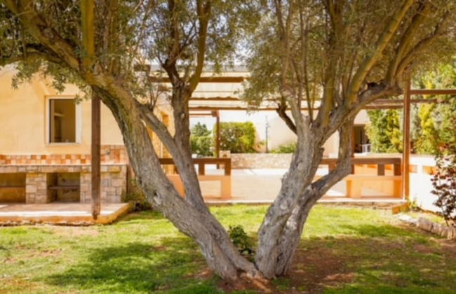 Deluxe 5 Bdrm Villa w Pool Next to the Beach - Photo 24