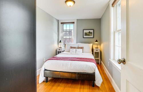 Walk to Constitution Beach Mid-Century Boston Gem - Foto 17