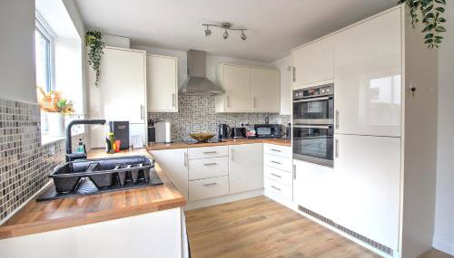 Newcastle Stay for Contractors & Families with Private Parking - Foto 5, stove, dishwasher