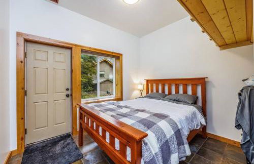 Walk-In Skiing/Tubing Across at Summit East - Foto 14