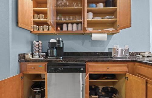 Family Getaway - Outdoor Activity Oasis - Mins to Downtown and Water Parks - Jacuzzi - Game Rm - Foto 7