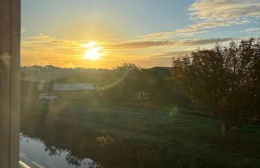 Comfortable 4BR stay in Bourne, Free Parking, Sleeps 7, Families & Contractors Welcome - Foto 39