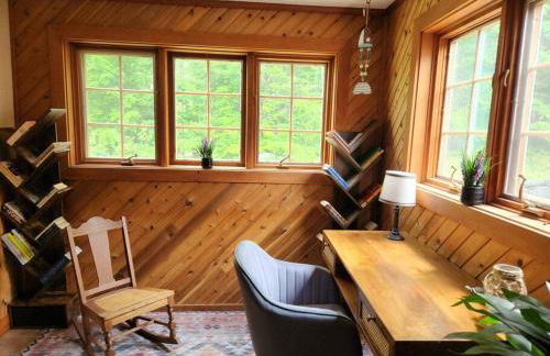 Spacious Accessible Waterfront Retreat with Hot Tub - Foto 6