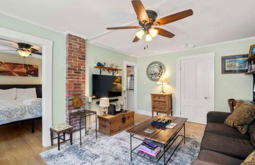 Steps to Commercial St Walk to Beach - Foto 1