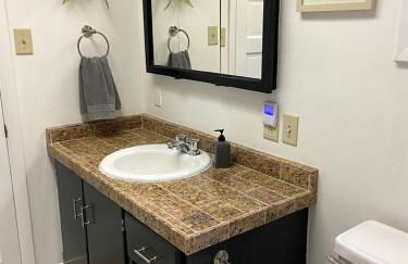 Charming Downtown Cottage with Porch & Backyard Retreat near Beaverhead River in Dillon, Montana - Foto 9