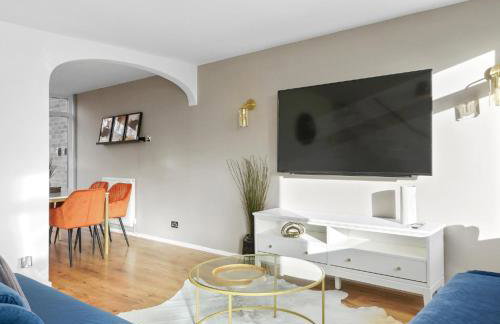 Cosy 3 Bedroom with Free Parking, Garden and Smart TV with Netflix by Yoko Property - Foto 1