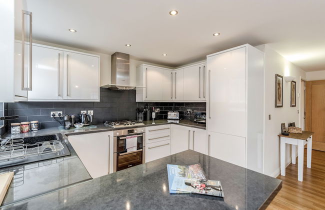 Large Apartment near Windsor Castle - Photo 13