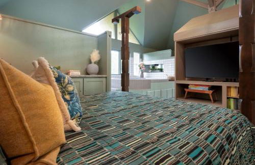 Downtown Bryan Treehouse Hot Tub and Peaceful Escape - Photo 31