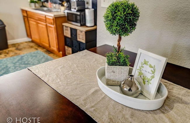 1BR Downtown Townhome King Bed, 5 Min to Shops - Photo 3