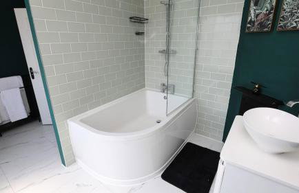 Modern 2 bed house in Enfield with private driveway parking - Photo 8