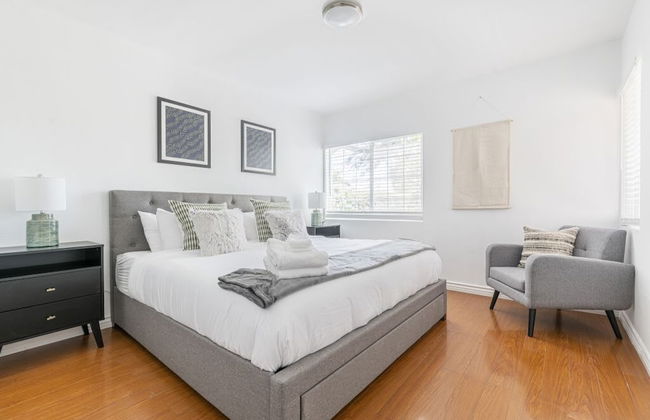 Charming Spacious Home - Modern Comforts, Prime Location - Photo 4