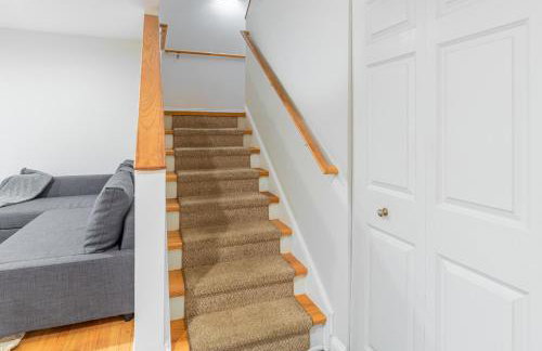 Windy City Getaway - 3BR 2BA Chicago Townhouse home - Photo 64