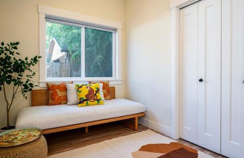 Cozy Laurelhurst Retreat - Photo 34