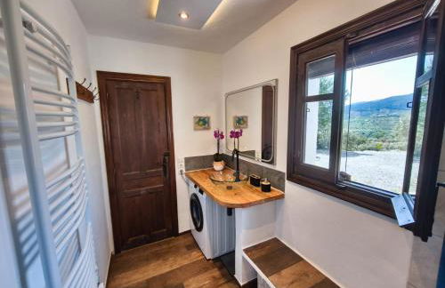 Künstlerhaus Finca Madreselva mit atemberaubenden Weitblick mit Infinitypool, kleinen Teichen und vielen Sitzplätzen in Tolox Malaga im Nationalpark Sierra de las Nieves, ideal für Entspannung, aber auch zum Wandern - Foto 20