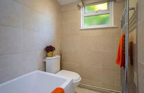 Relax with the whole family at the cosy cottage - Business rates available please enquire - Foto 9