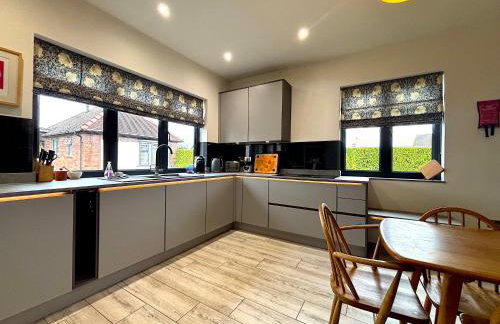 Spacious 4-Bed Home - Oswestry - Families & Groups - Foto 4