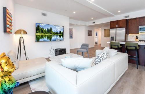 Luxury 2BR Stay Balcony Views and Free Parking - Foto 8