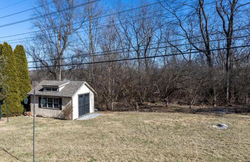 Charming 3BR Home With a Deck and Yard - Photo 24